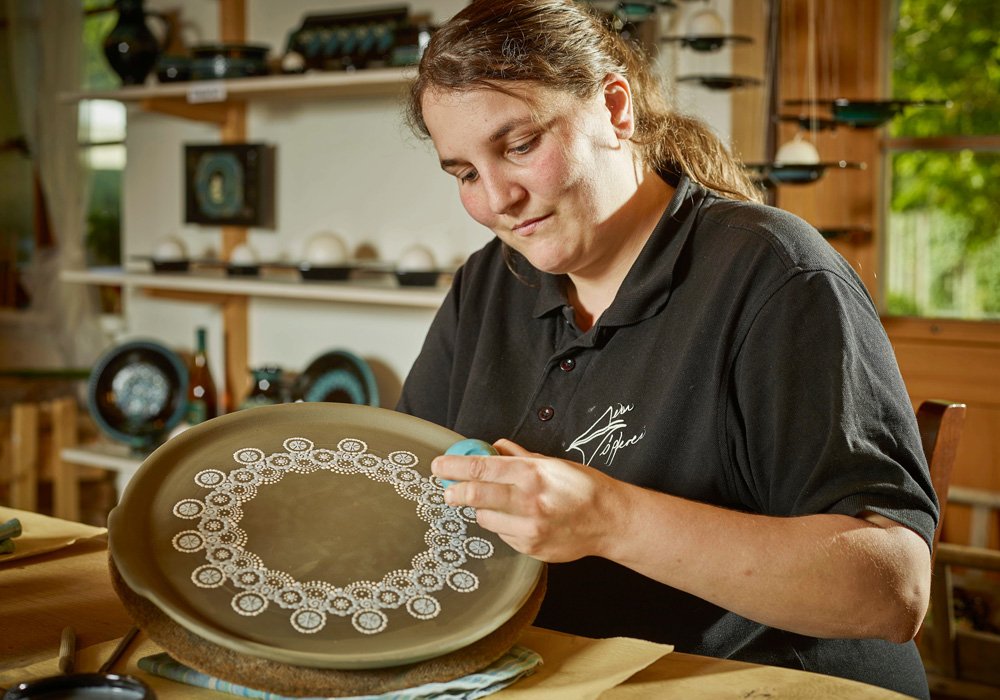 Bemalen der Keramik in der Schautöpferei Aebi in Trubschachen