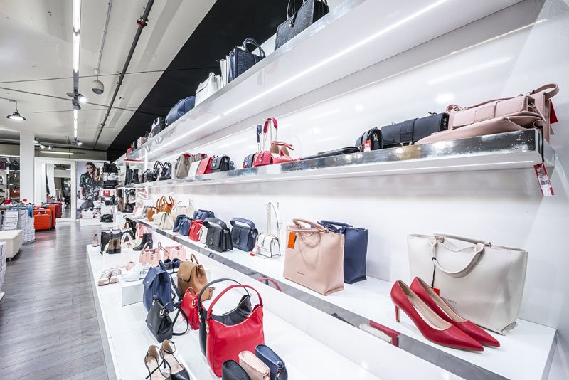 Schuhe bzw. High Heels und Taschen im Factory Outlet Fashion Fish in Schönenwerd bei Aarau