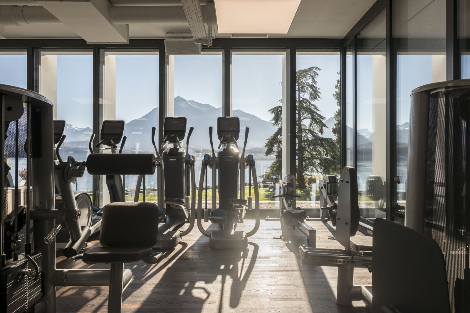 Fitnessraum mit Blick auf den Thunersee, Fitnesspark Hallenbad Oberhofen
