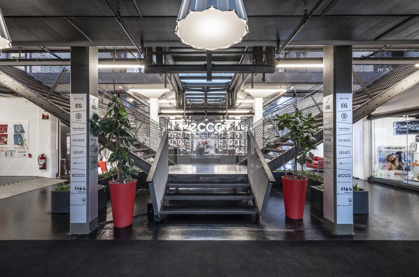 Innenansicht Factory Outlet Fashion Fish in Schönenwerd bei Aarau