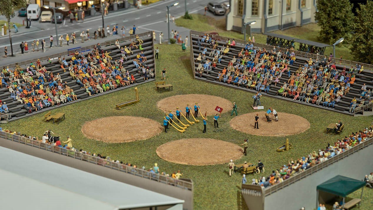 Schweizer Brauchtum mit Alphörnern und Schwingfest in Smilestones Miniaturwelt in Neuhausen am Rheinfall